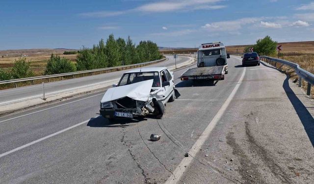 Kontrolden çıkan otomobil karşı şeride geçip bariyerlere çarptı: 2 yaralı