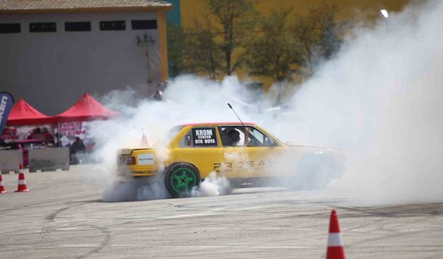 Konya’da slalom yarışı ve drift gösterisinde otomobiller tozu dumana kattı