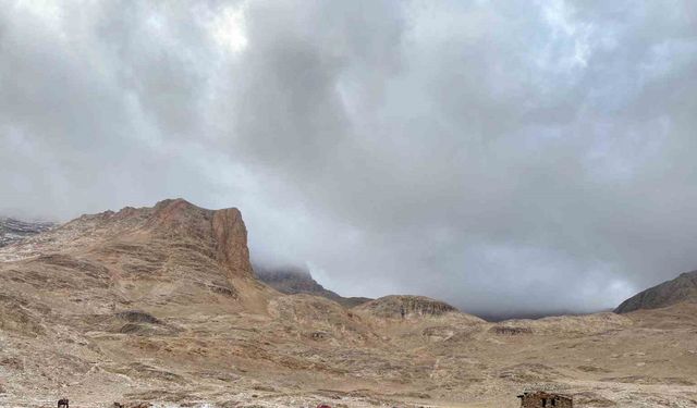 Aladağlar'a Mevsimin İlk Karı Düştü: Doğa Yeniden Beyazla Buluştu!