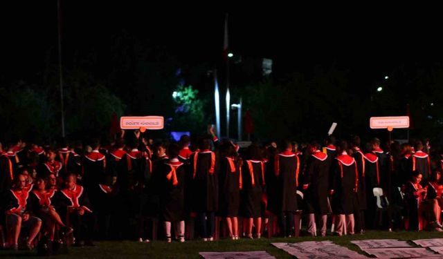 ODTÜ öğrencileri, 2 haftalık Rektör Yozgatlıgil’in konuşmasını sahnenin elektriklerini keserek protesto etti