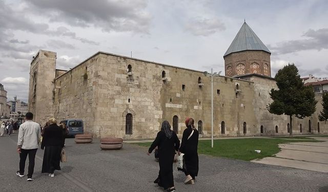 Önünden binlerce kişi geçiyor, yüzlercesi o kabrin Selçuklu sultanına ait olduğu bilmiyor