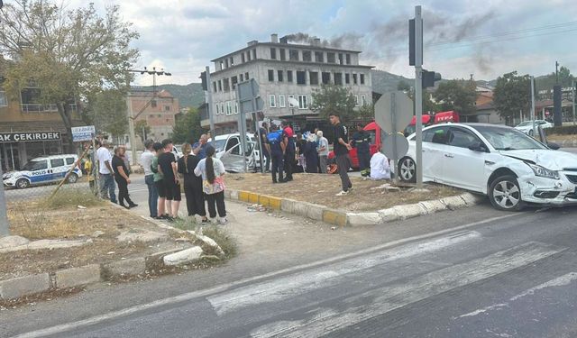 Osmancık’ta iki araç kavşakta çarpıştı: 1 yaralı