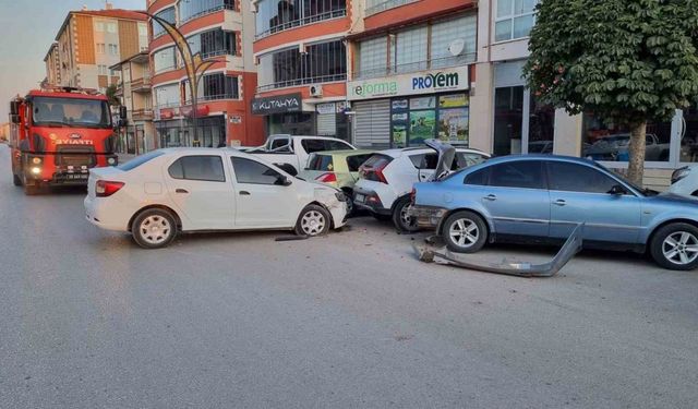 Otomobil park halindeki araçlara çarptı: 1 yaralı