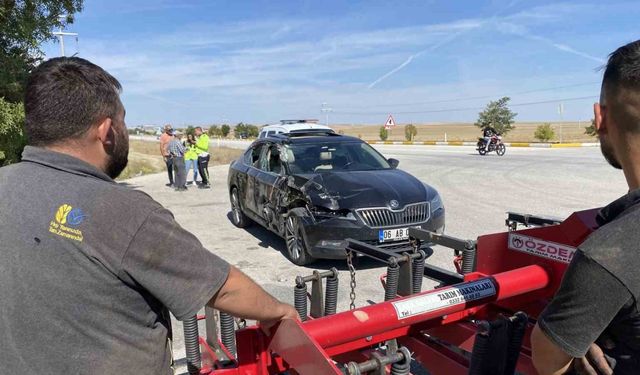 Otomobil, traktöre bağlı tarım aletine çarptı