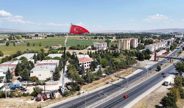 Eskişehir’de Bayraklı Zafer: 200 Tonluk Vinçle 43 Metrede Dev Türk Bayrağı