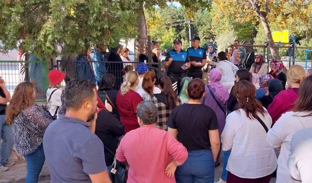 Polis ekipleri öğrencilere ve velilere basit güvenlik tedbirlerini anlattı