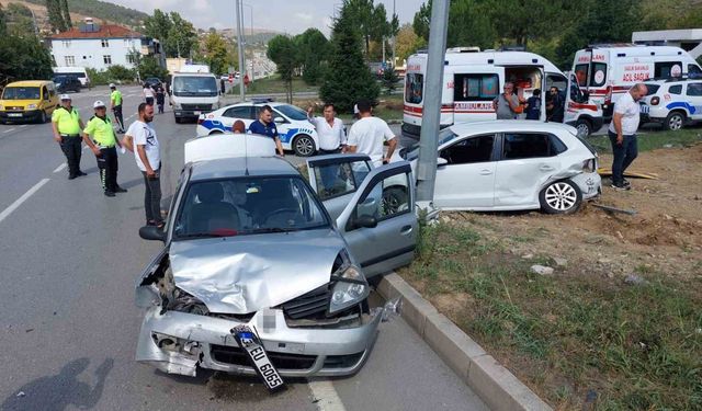 Sağlık çalışanlarının araçları çarpıştı: 3’ü hemşire 7 yaralı