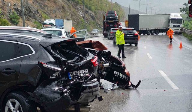 Samsun-Ankara Karayolunda Zincirleme Kaza: Sağanak Yağışın Nedeniyle 7 Araç Karıştı