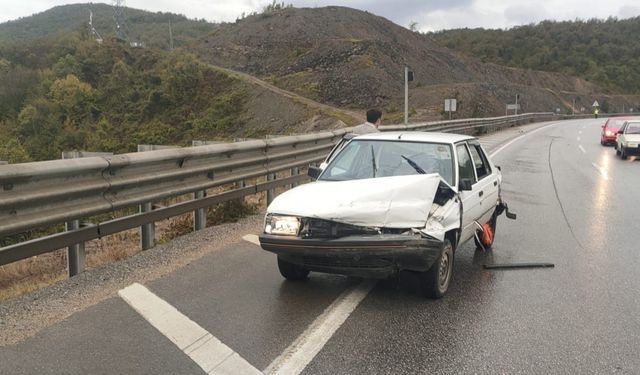 Samsun’da otomobil bariyere çarptı: 3 yaralı