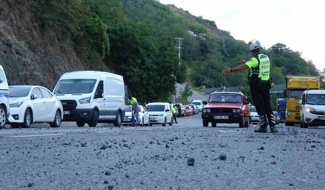 Samsun’da taş ocağında patlama: Yola savurulan taşlar araçlara isabet etti, 4 kişi yaralandı