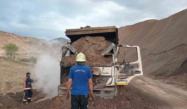 Seyir halindeki kamyon yanarak kullanılamaz hale geldi