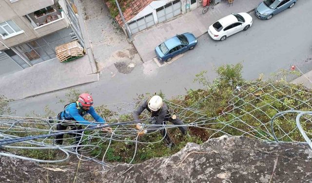 Tarihi kaleye deprem önlemi: Kayaların üzeri çelik ağlarla örülüyor