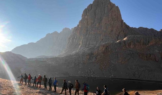 Tehlikeyi ve doğal güzelliği birlikte yaşatan ’Aladağlar’