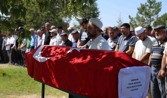 Trafik kazasında hayatını kaybeden polis memuru son yolculuğuna uğurlandı