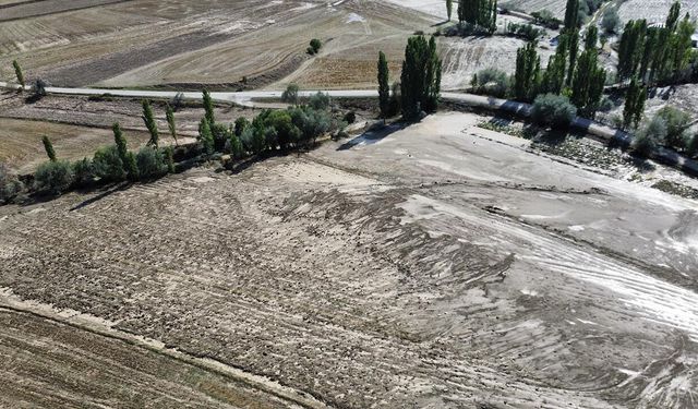 Felaketin boyutu ortaya çıktı! Çorum'da sel ve dolunun vurduğu köy havadan görüntülendi