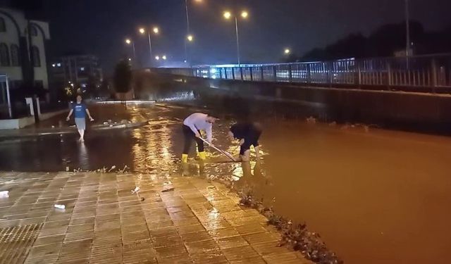 Çorum'da şiddetli yağmur hayatı felç etti: Yollar dereye döndü, ev ve iş yerlerini su bastı, araçlar yolda kaldı!