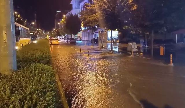 Çorum’da şiddetli sağanak hayatı felç etti: Sokaklar göle döndü, trafik kilitlendi