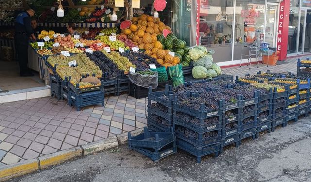 Kaldırımları işgal eden esnafa zabıta operasyonu! Esnaflara ceza yağdı