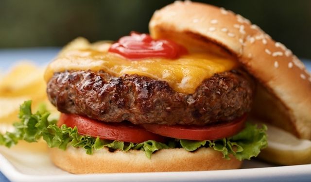 Bu yöntemle köfteler asla dağılmıyor! Evde Hamburger Köftesi yapmanın 5 altın kuralı