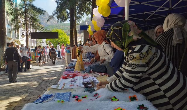 İskilip Aile Destek Merkezi'nin yıl sonu sergisi: Kursiyerlerin eserleri göz kamaştırdı!