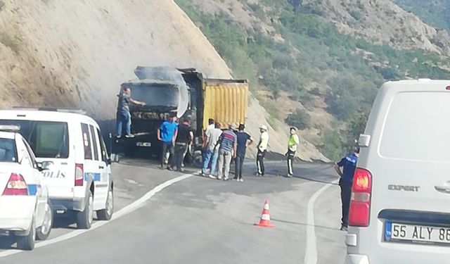 Oğuzlar'da korkutan anlar! Kum yüklü kamyon alev aldı