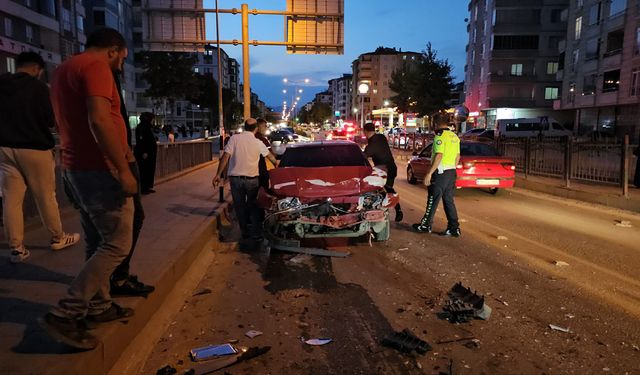 Çorum'da trafik kazası! 3 kişi yaralandı, yol ulaşıma kapandı!