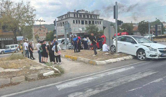 Osmancık’ta korkutan kaza! İki araç çarpıştı, 1 yaralı