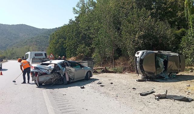 Feci kaza! Seyir halindeki araç park halindeki otomobile çarptı: 8 yaralı