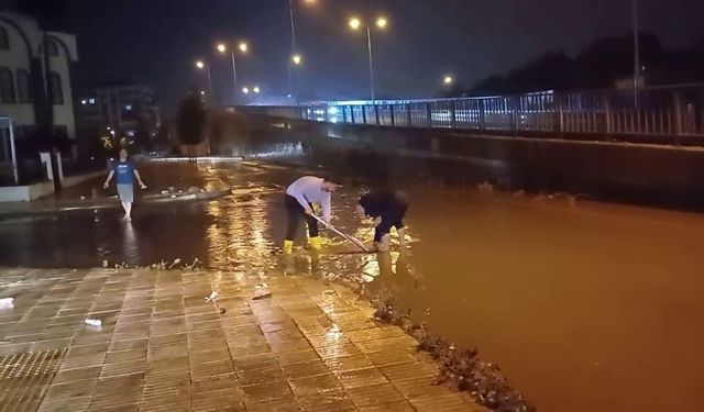 Çorum’da şiddetli yağış yolları göle çevirdi, Ev ve iş yerlerini su bastı!