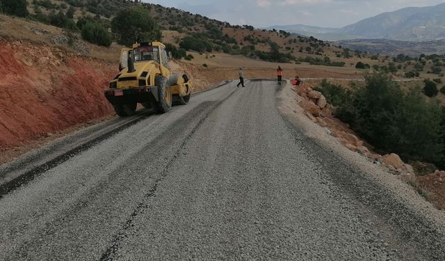 Çorum’un en büyük köyünün yolunda sathi kaplama çalışmaları başladı