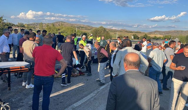 Sungurlu’da feci kaza! Otomobil ve traktör çarpıştı, yaralılar var