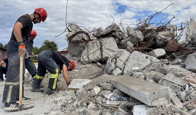 Çorum’da Arama Kurtarma ekibinden nefes kesen tatbikat! Gerçeği aratmadı