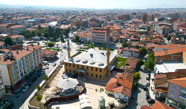 Çorum'daki ağaç katliamı iddialarına belgeli yanıt! Ulu Cami'nin bahçesindeki ağaçlar neden kesildi?