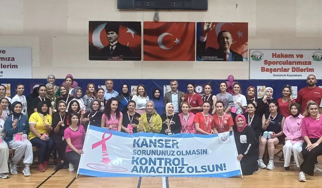 Kadınlar voleybol sahasında meme kanserine karşı farkındalık için mücadele etti