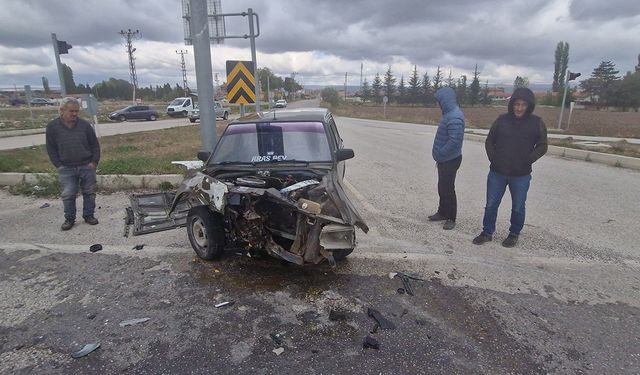 Çorum'da iki otomobil çarpıştı: 1 yaralı