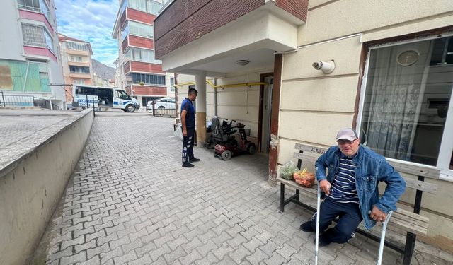 Amasya'da aracının lastiği patlayan engellinin imdadına zabıta yetişti