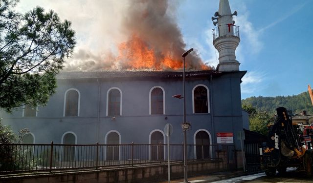 Bartın'da tarihi cami yangında ağır hasar gördü