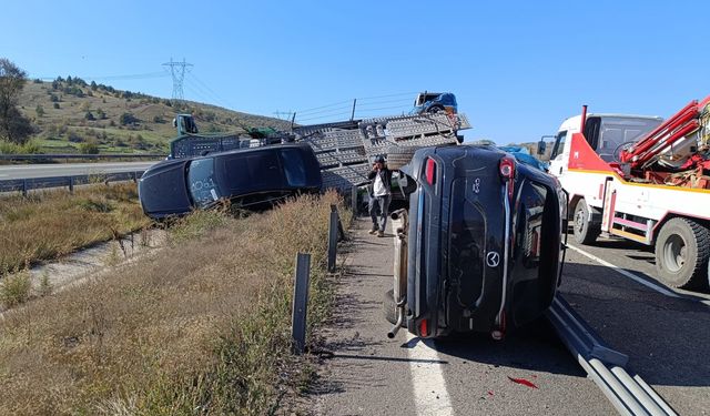 Bolu'da lüks araçları taşıyan tırın devrildiği kazada sürücü yaralandı