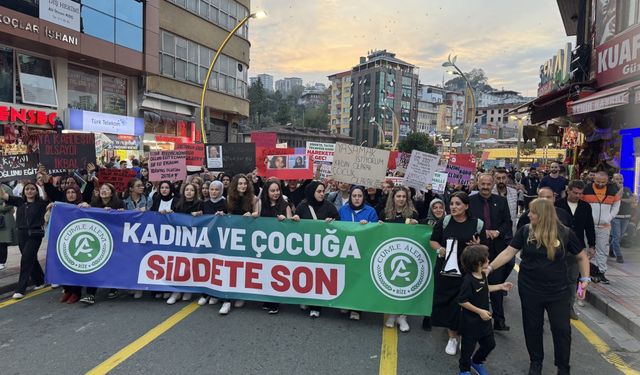 Çaykur Rizesporlu taraftarlardan kadına şiddet ve çocuk istismarına karşı tepki yürüyüşü