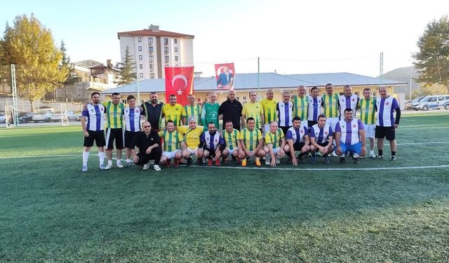 Çorum İskilip'te eski futbolcular gösteri maçı yaptı