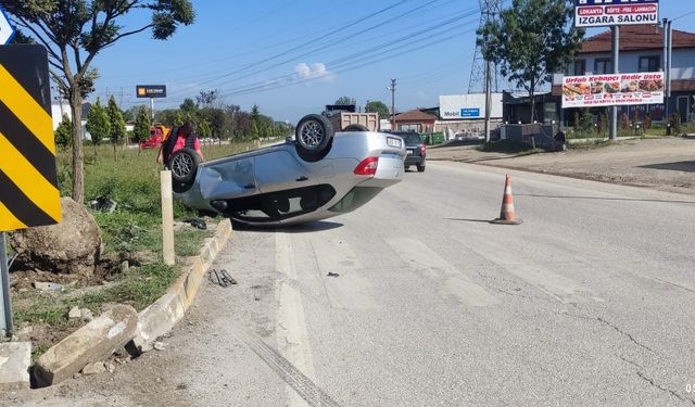 Düzce'de devrilen otomobilin sürücüsü yaralandı