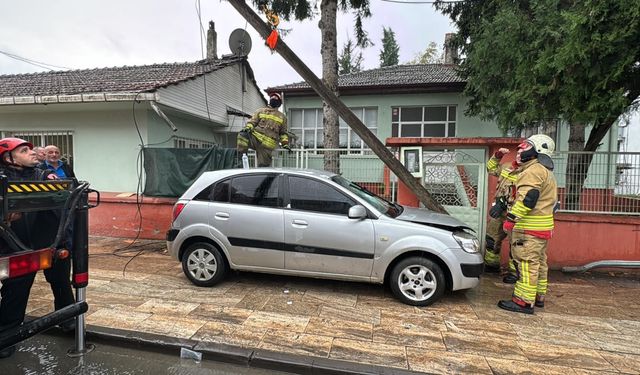 Düzce'de telefon direğine çarpan otomobildeki 2 kişi yaralandı