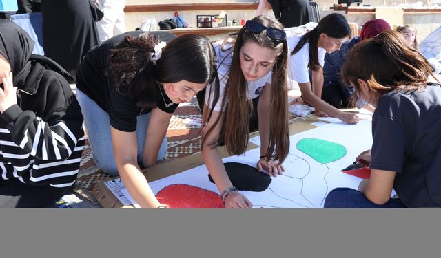 "Filistinli çocuklar için çiz" etkinliğiyle Gazze'de ölen çocuklara dikkat çekildi