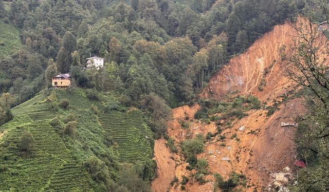 GÜNCELLEME - Rize'de heyelan sonucu 2 ev toprak altında kaldı