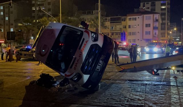 GÜNCELLEME - Samsun'da tramvayla ambulansın çarpışması sonucu 4 kişi yaralandı