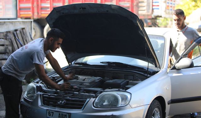 Hayatları boyunca ayrılmayan ikizler oto tamir dükkanı açtı