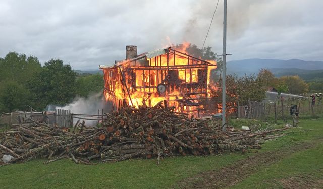 Kastamonu'da 2 katlı ahşap ev yandı