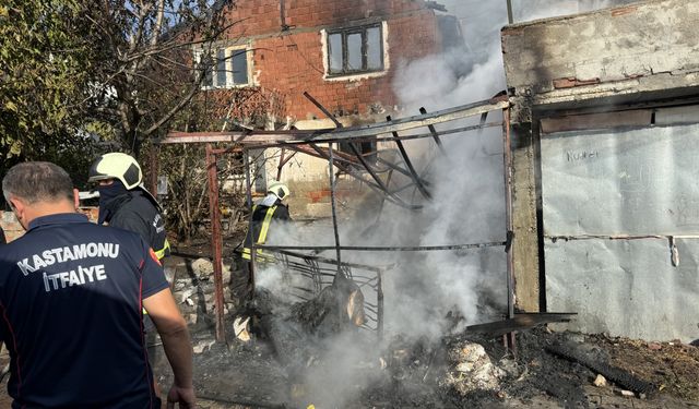 Kastamonu'da çıkan yangında 2 ev ile garaj yandı