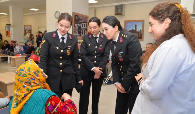 Kastamonu'da jandarma personeli huzurevi sakinleriyle bir araya geldi