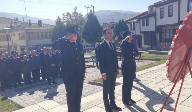 Kastamonu'nun ilçelerinde çelenk sunma töreni düzenlendi